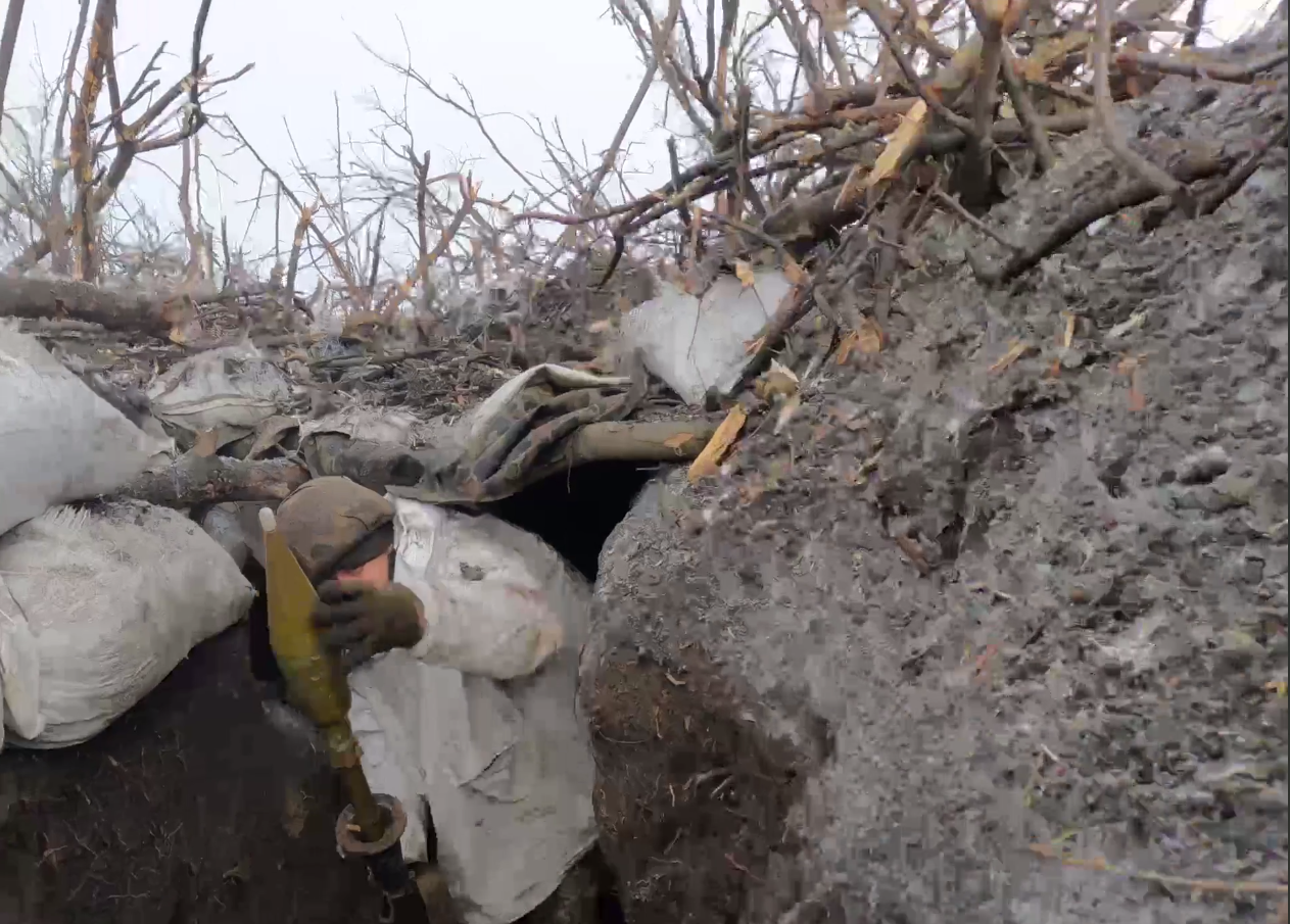 Оккупанты на БМП вплотную приблизились к позиции ВСУ: в сеть попало видео ожесточенного боя в Луганской области