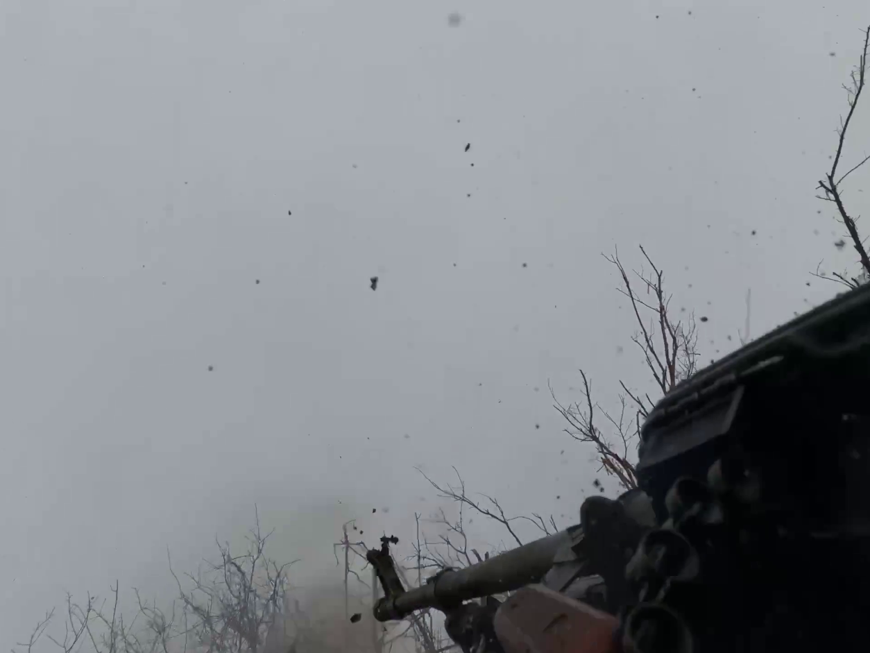 Окупанти на БМП впритул наблизилися до позиції ЗСУ: в мережу потрапило відео запеклого бою на Луганщині