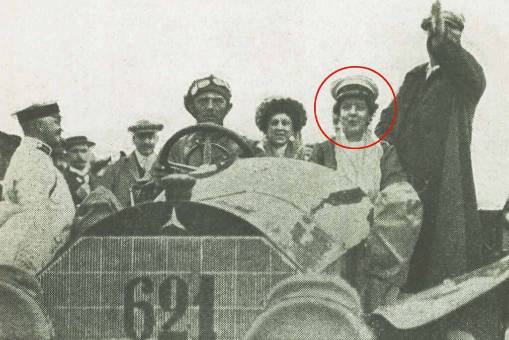 Стало известно, кем были первые женщины-автомобилистки в Украине
