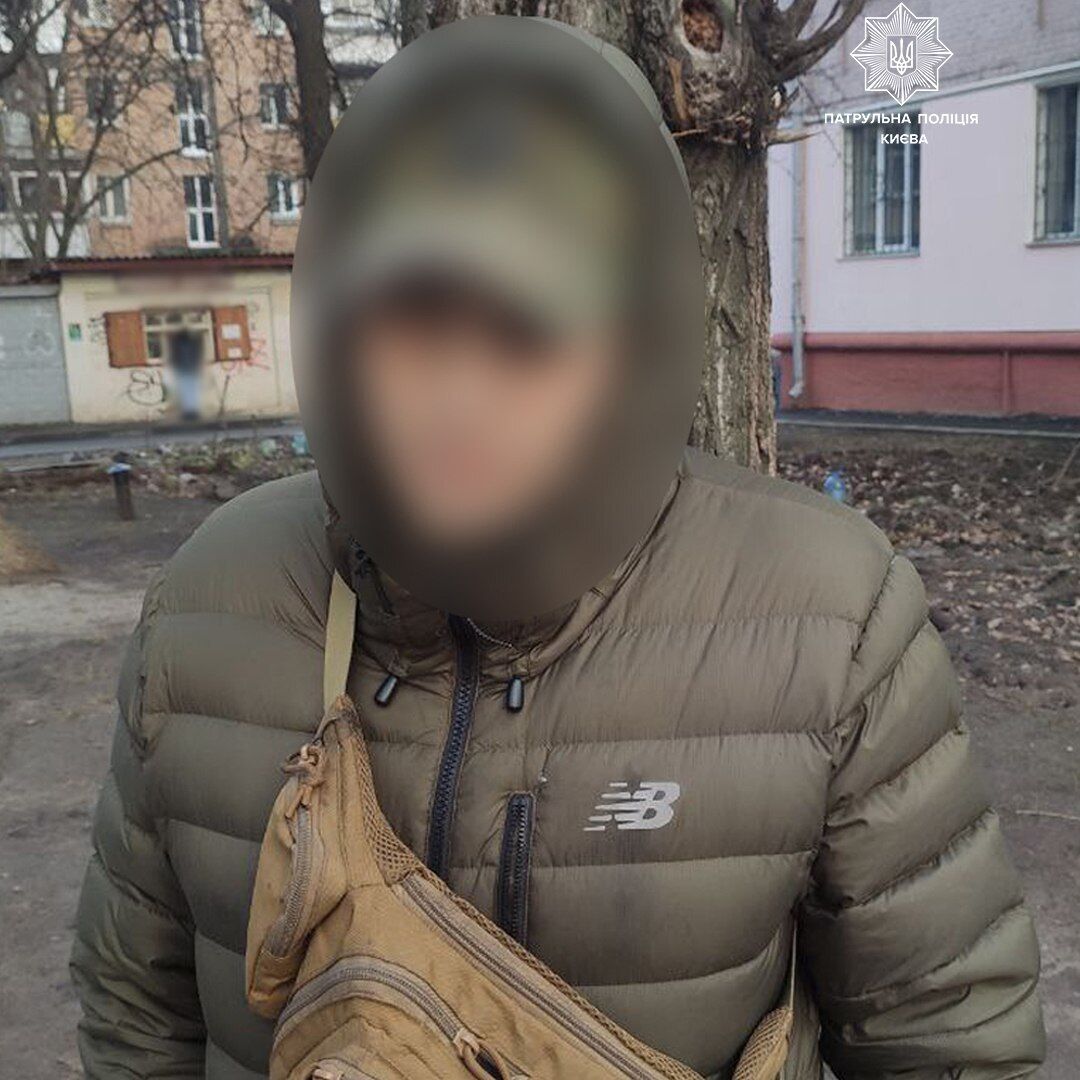 В Киеве водитель под наркотиками ездил по тротуару. Фото