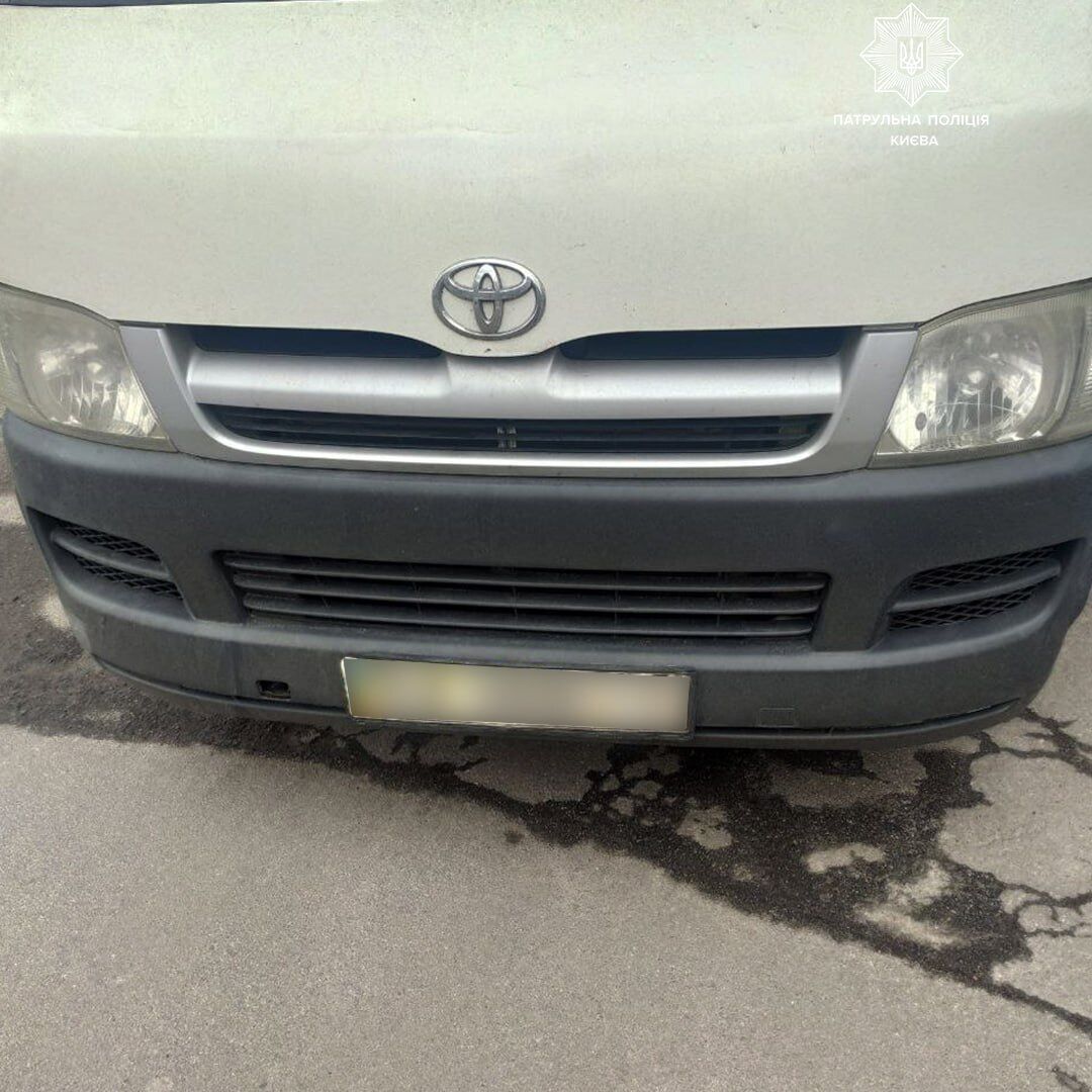У Києві водій під наркотиками їздив по тротуару. Фото