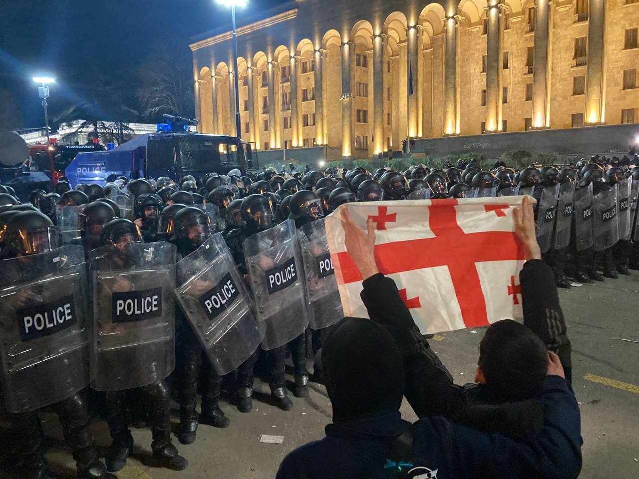 Протестувальники в Тбілісі пішли на штурм парламенту: спецназ застосував сльозогінний газ та водомети. Фото і відео