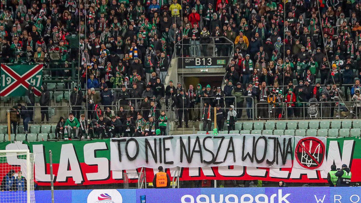 На футболі у Польщі влаштували протест проти допомоги Україні у війні з Росією