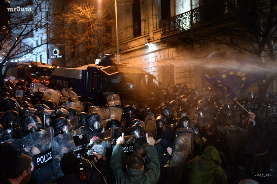 В Грузии полиция отпустила всех протестующих, но люди снова собираются на митинг. Видео