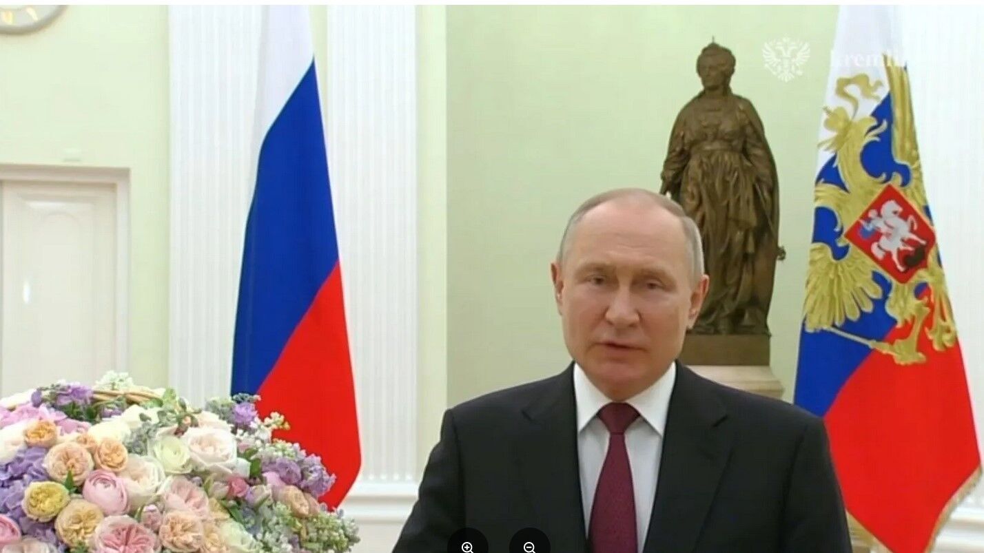 Путин поздравил россиянок с 8 марта призывом лечить раненых: год назад он обещал не проводить мобилизацию