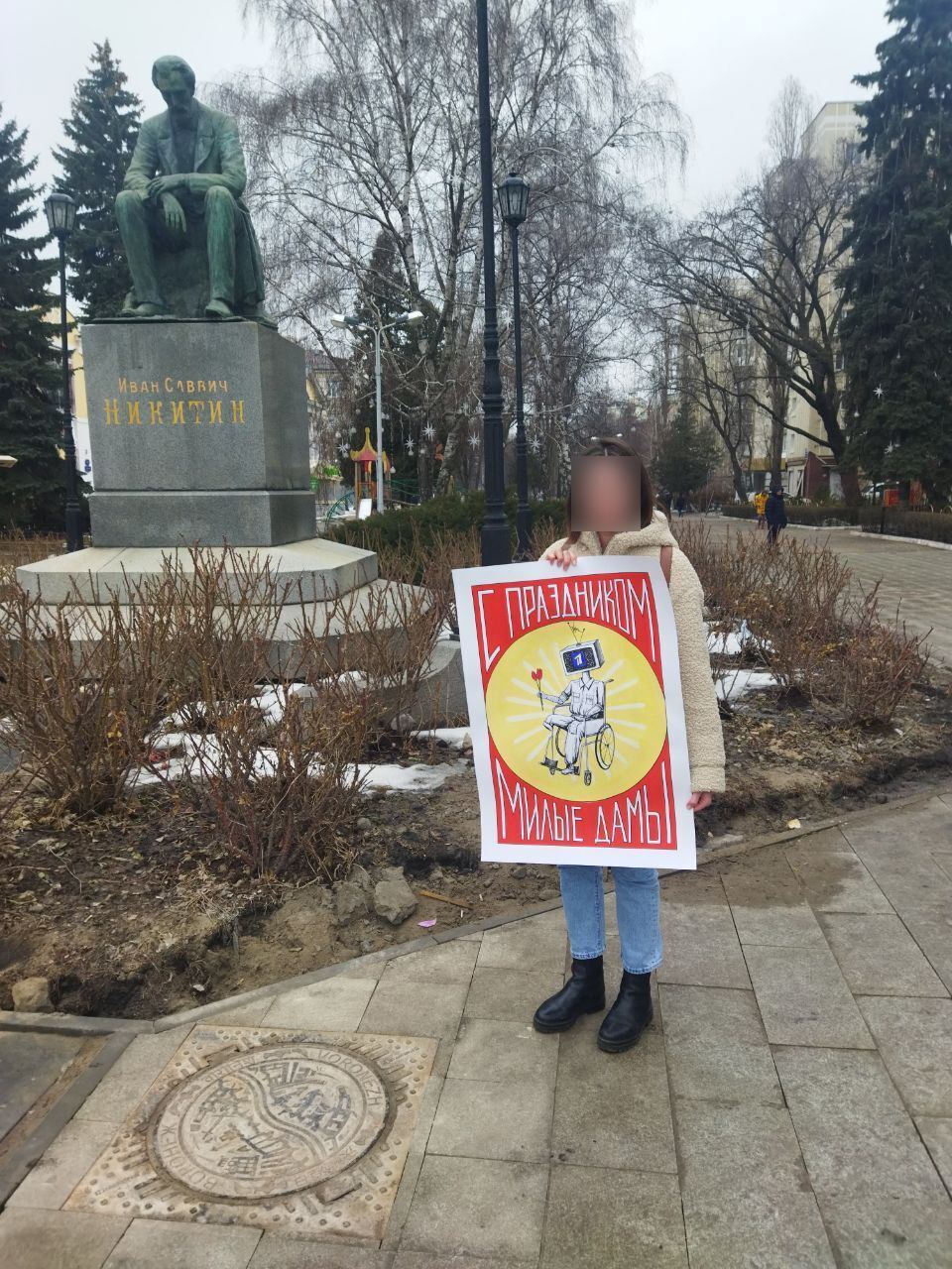 В России задержали активистку, которая вышла на пикет 8 марта с плакатом с покалеченным оккупантом. Фото