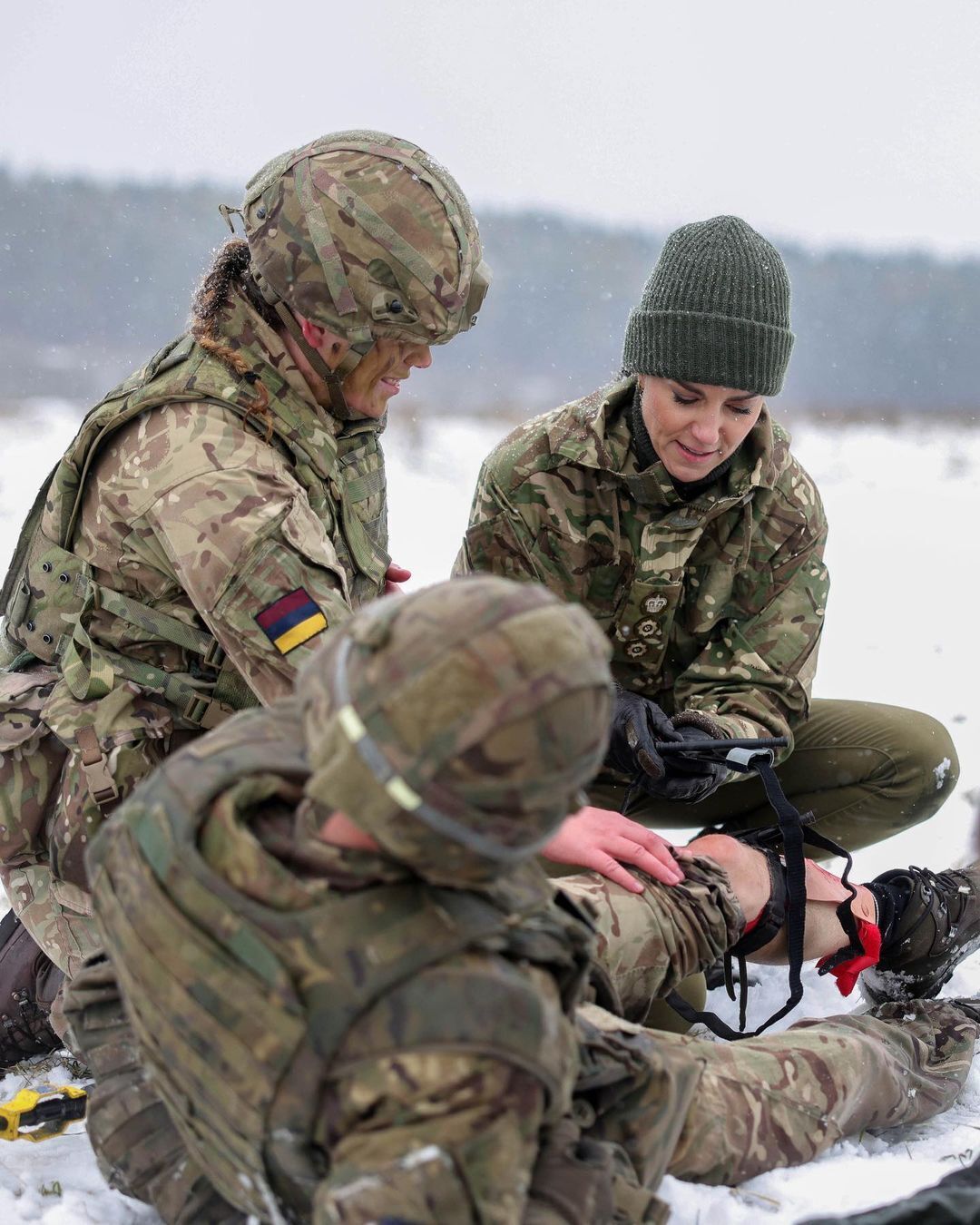 Кейт Миддлтон в милитари посетила полигон, где тренируют украинских военных. Фото