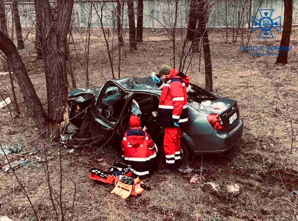 На Київщині легковик на швидкості протаранив дерево: потерпілого деблокували рятувальники. Фото