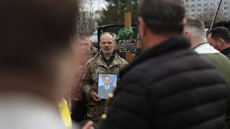 В Черновцах простились с погибшими на фронте комбатом 80-й ОДШБ Андреем Луканюком и солдатом Максимом Гибадуллином. Фото