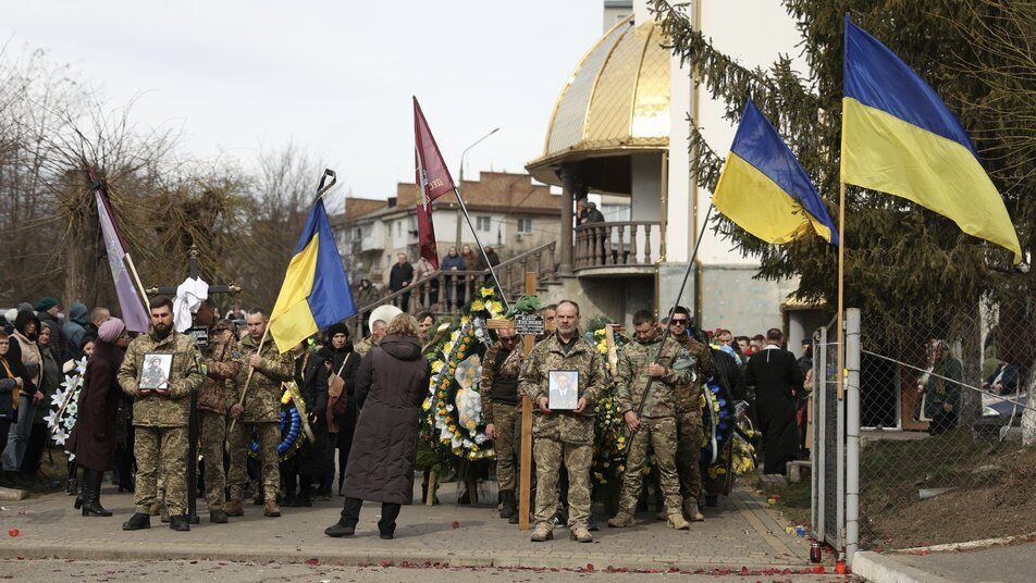 У Чернівцях попрощалися із загиблими на фронті комбатом 80-ї ОДШБ Андрієм Луканюком і солдатом Максимом Гібадулліном. Фото