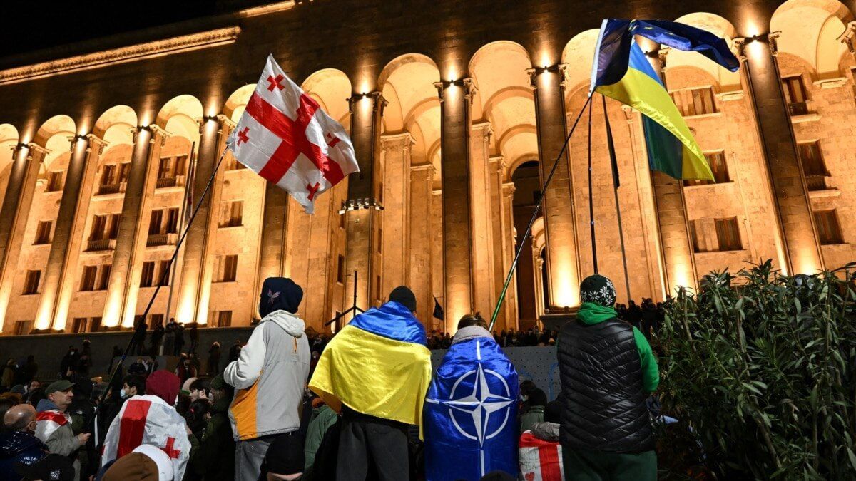 В Тбилиси сожгли флаг РФ, а в Батуми пели гимн Украины: как прошел третий день протестов в Грузии. Фото и видео