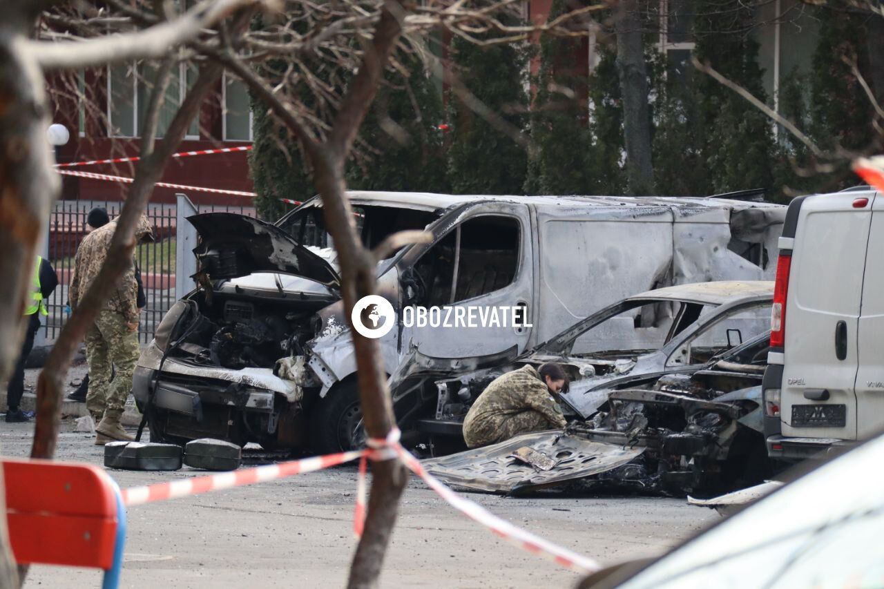 У Києві прогриміли вибухи в двох районах: є приліт в об’єкт інфраструктури, через падіння уламків ракети горіли авто. Фото