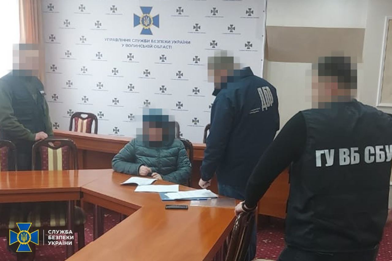 У лавах СБУ викрили зрадницю, яка виправдовувала воєнні злочини окупантів в Україні