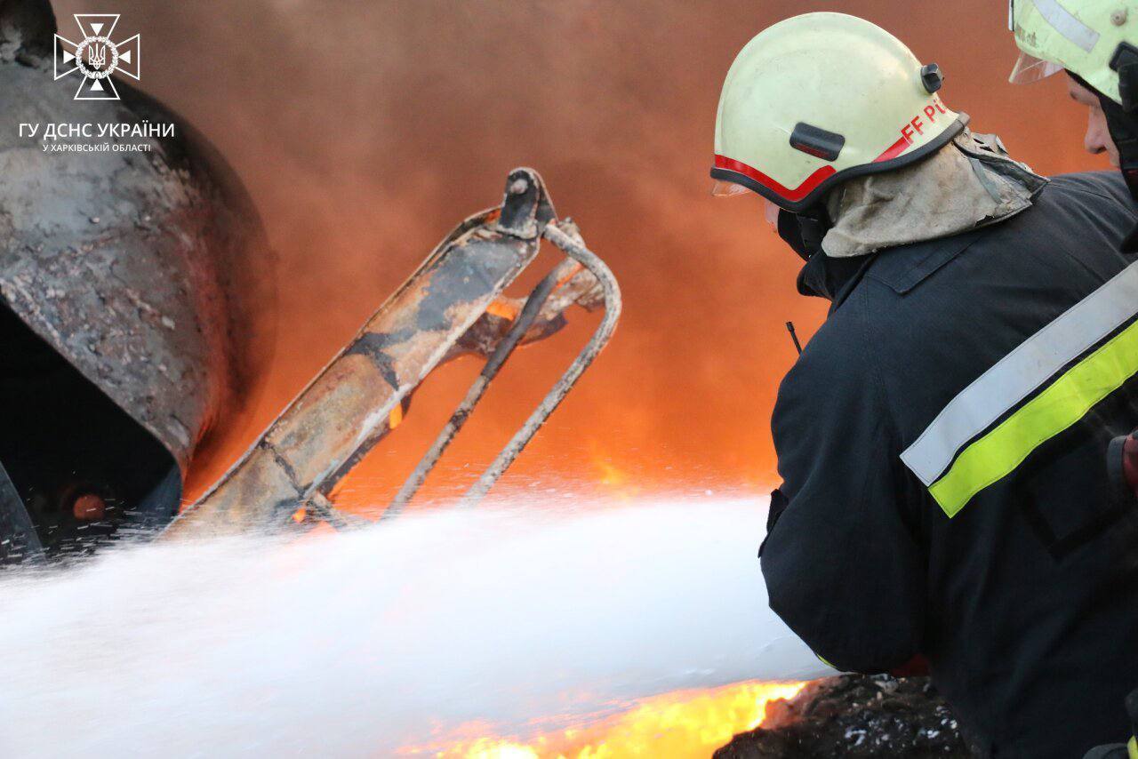 Рятувальники гасять вогонь після прильоту