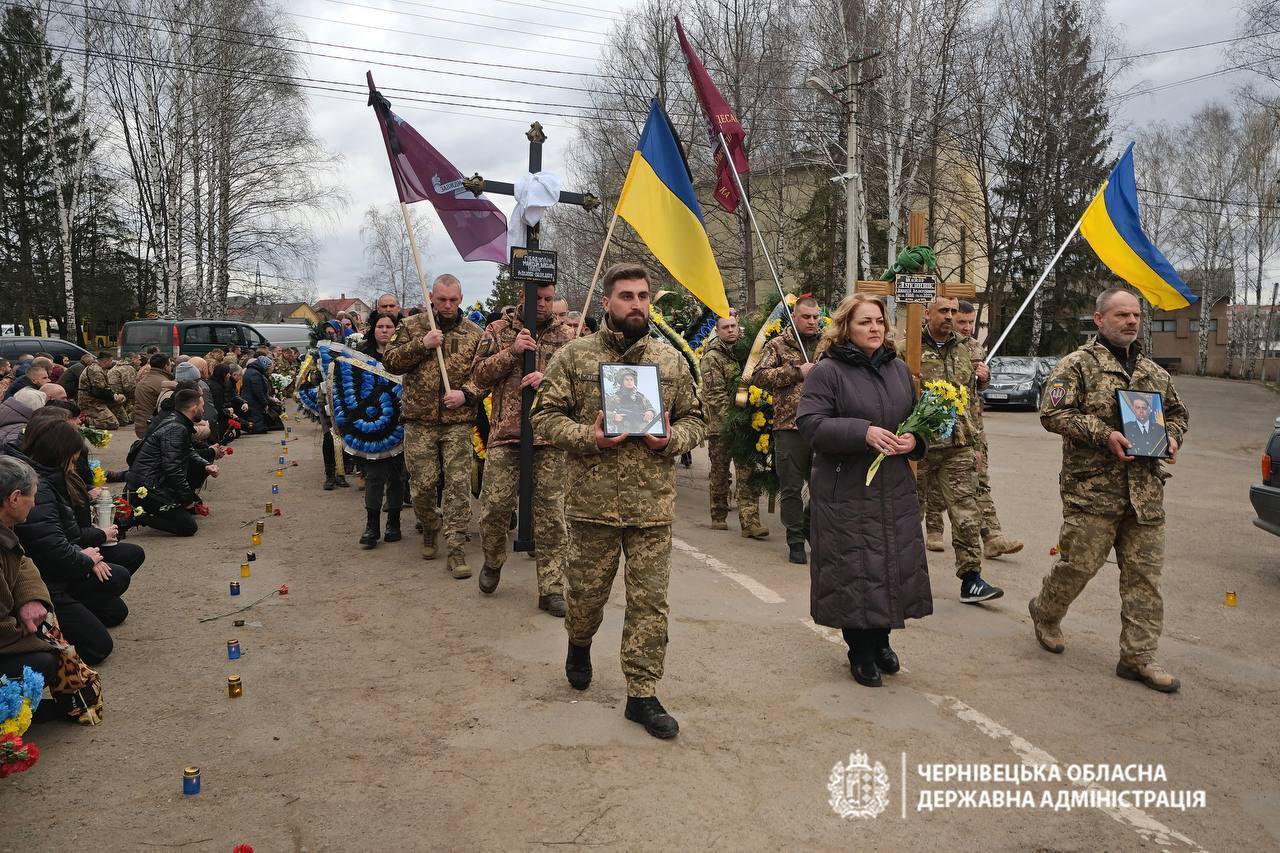 У Чернівцях попрощалися із загиблими на фронті комбатом 80-ї ОДШБ Андрієм Луканюком і солдатом Максимом Гібадулліном. Фото