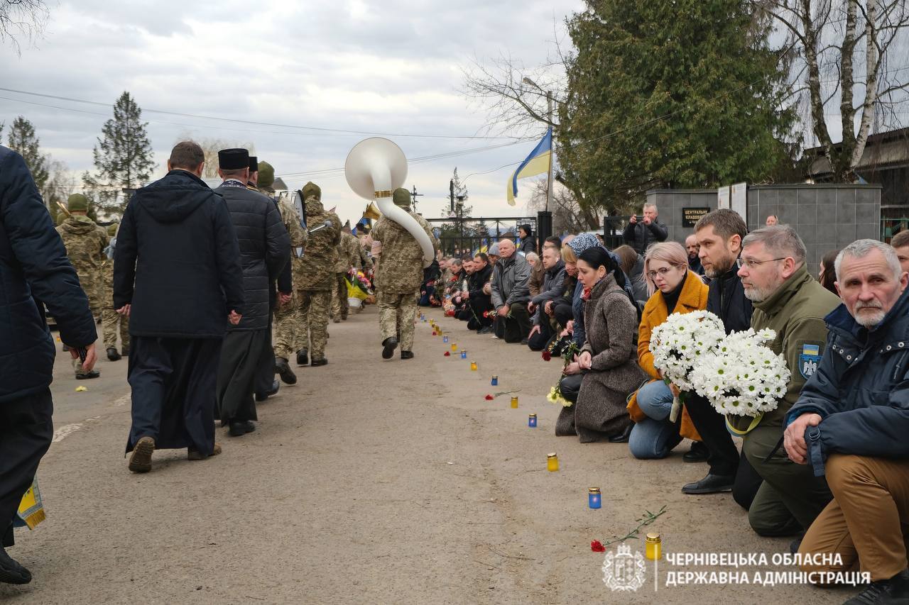 В Черновцах простились с погибшими на фронте комбатом 80-й ОДШБ Андреем Луканюком и солдатом Максимом Гибадуллином. Фото