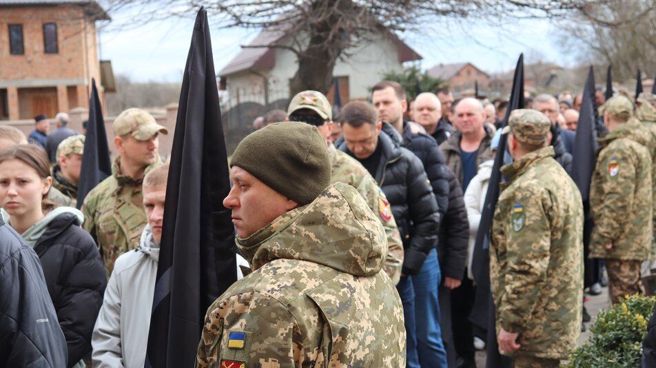 Сотні людей прийшли віддати шану: на Івано-Франківщині попрощалися з легендарним "Да Вінчі", який загинув у боях за Бахмут. Фото