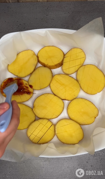 Как вкусно запечь картошку кружочками: получается очень хрустящей