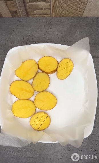Как вкусно запечь картошку кружочками: получается очень хрустящей