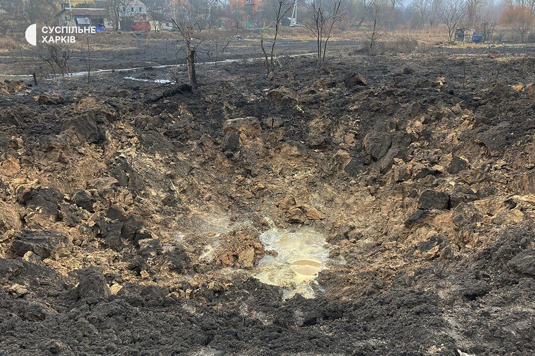 На місці влучання – величезна воронка: нові деталі ракетного удару РФ по Харківщині. Фото і відео