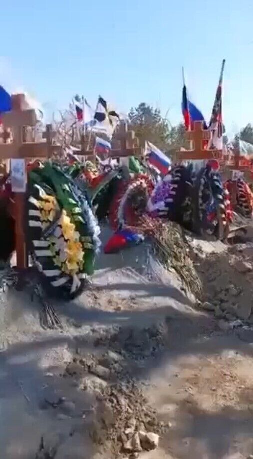 Цілі ряди нових могил: у Владивостоці поховали розбитих під Вугледаром морпіхів. Відео