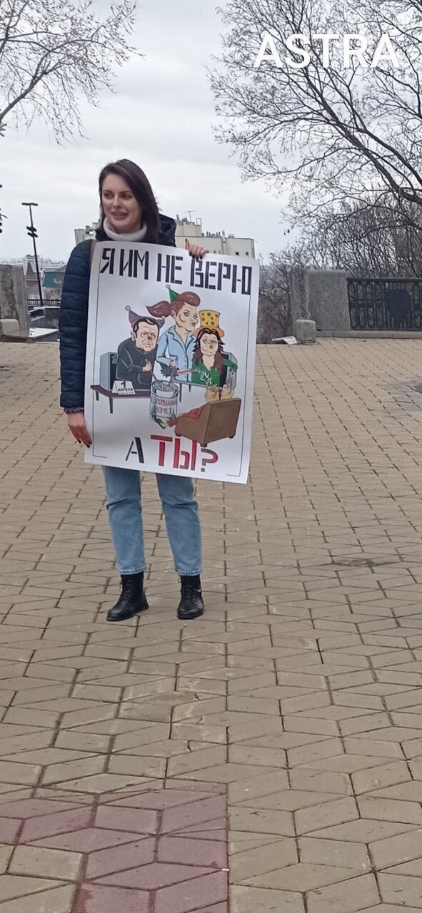 "Я им не верю. А ты?" В Воронеже активистка вышла на одиночный пикет с антивоенным шаржем. Фото