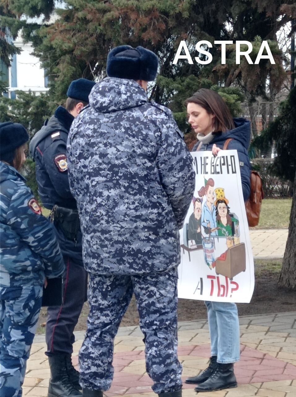 "Я їм не вірю. А ти?" У Воронежі активістка вийшла на одиночний пікет з антивоєнним шаржем. Фото