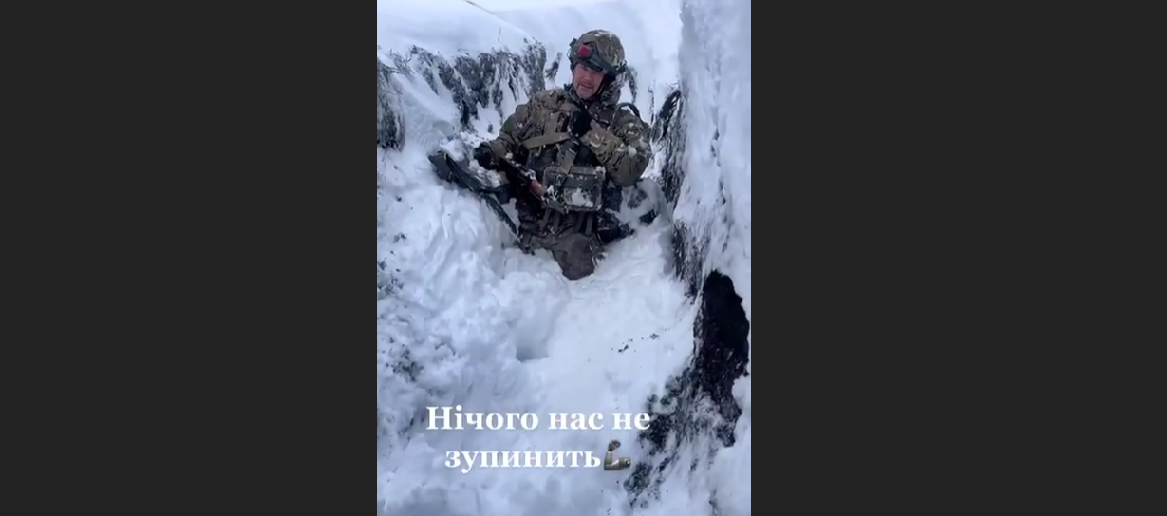 Під Бахмутом усе замело: українські захисники показали відео з окопів по пояс у снігу 