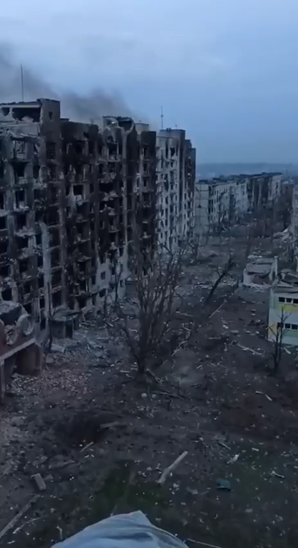 Сплошные руины: появилось новое видео из Бахмута, где 9-й месяц продолжаются адские бои