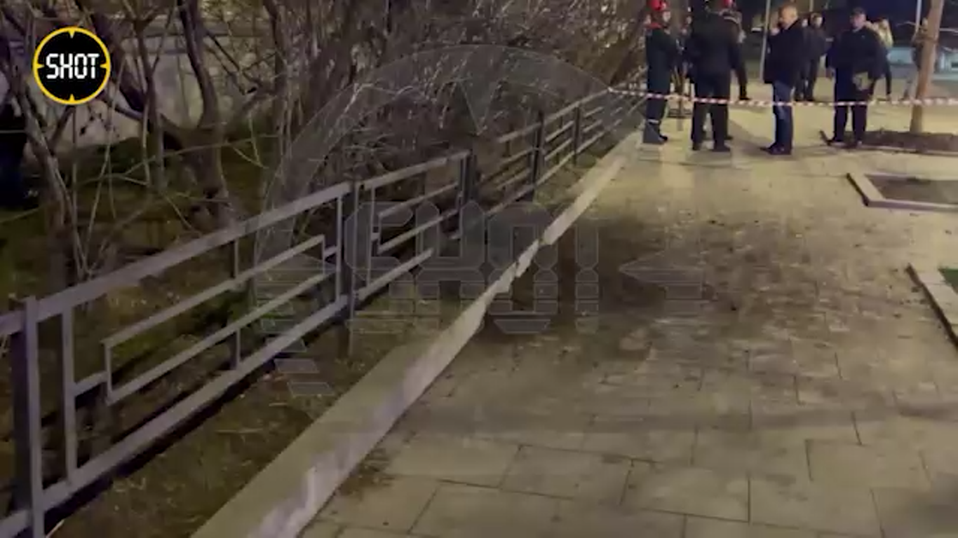 В центре Москвы раздался взрыв: на месте инцидента обнаружили воронку. Видео