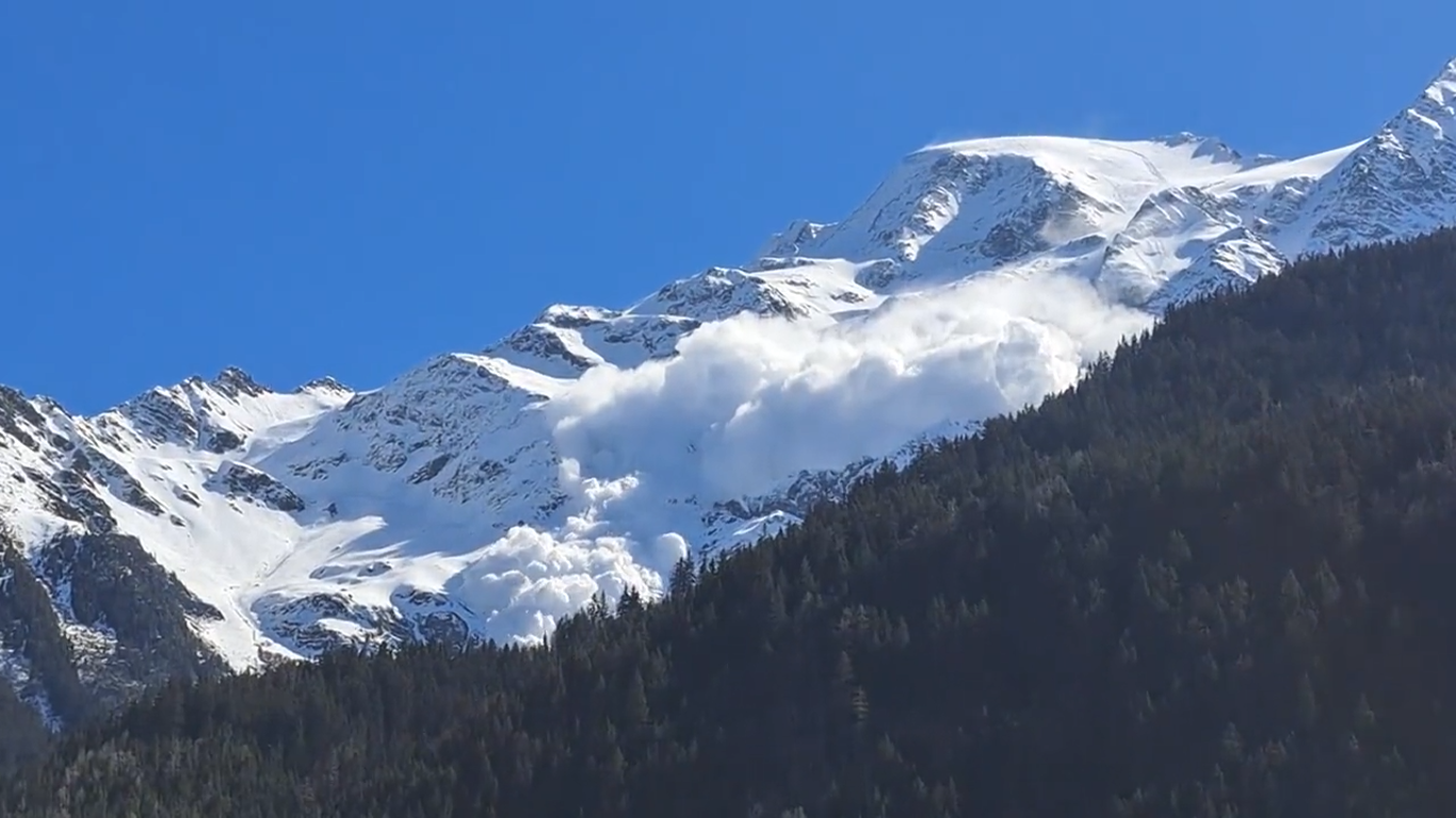 В Альпах на леднике Армансетт сошла лавина: есть погибшие и раненые. Видео
