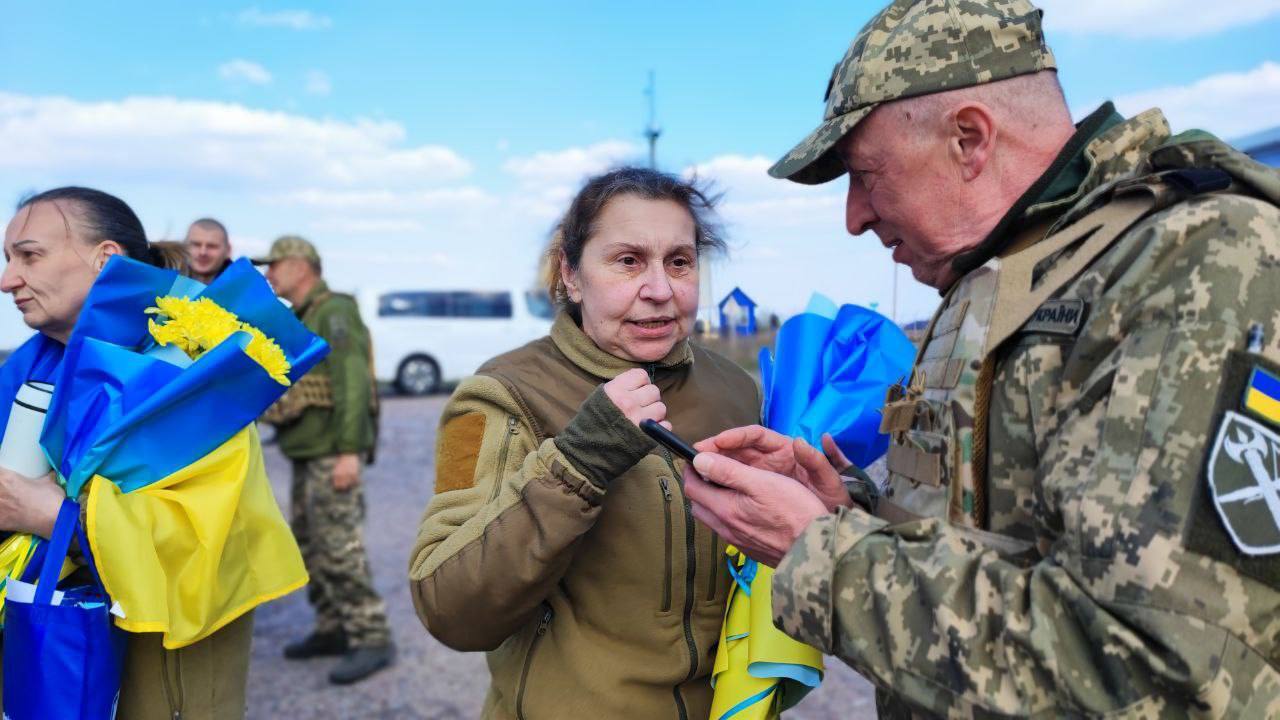 Из российского плена вернулись еще 100 украинцев: в их числе защитники Мариуполя и Гостомеля. Фото и видео