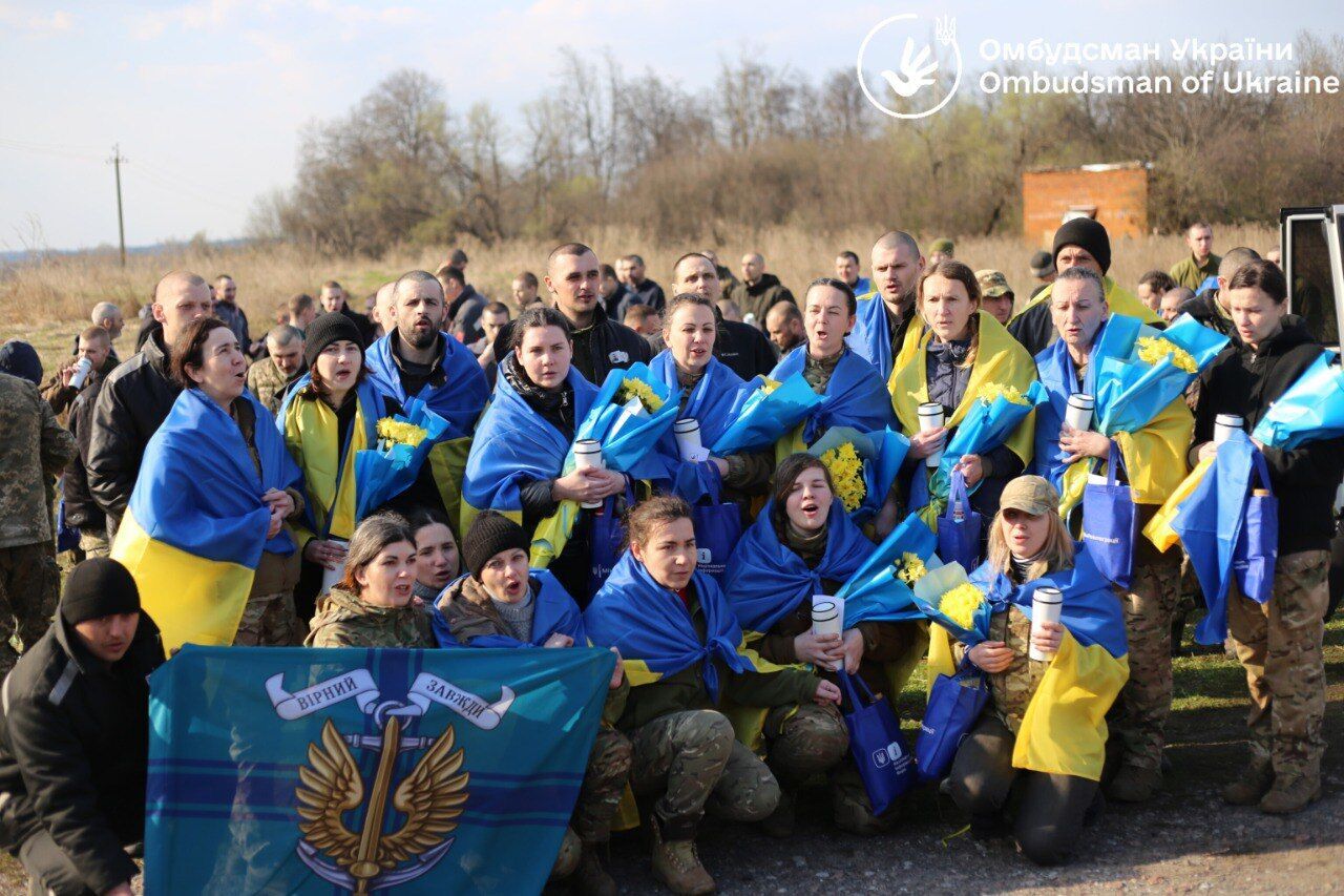 Из российского плена вернулись еще 100 украинцев: в их числе защитники Мариуполя и Гостомеля. Фото и видео