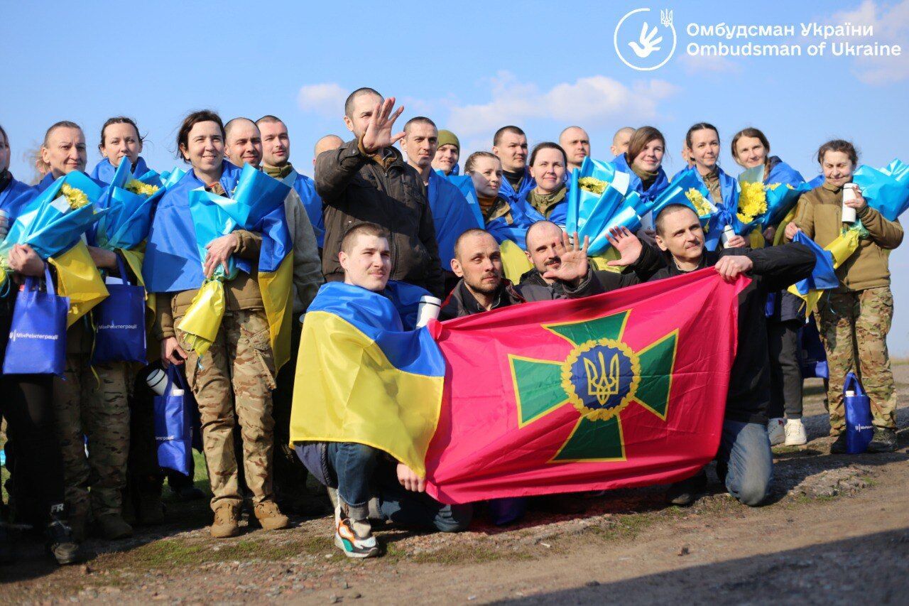 З російського полону повернулися ще 100 українців: серед них оборонці Маріуполя і Гостомеля. Фото й відео