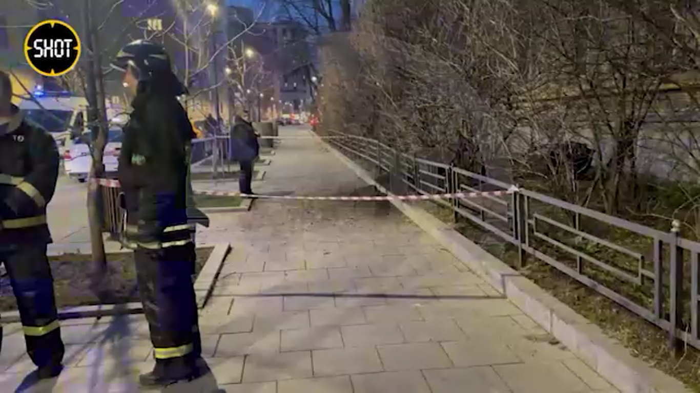 В центре Москвы раздался взрыв: на месте инцидента обнаружили воронку. Видео