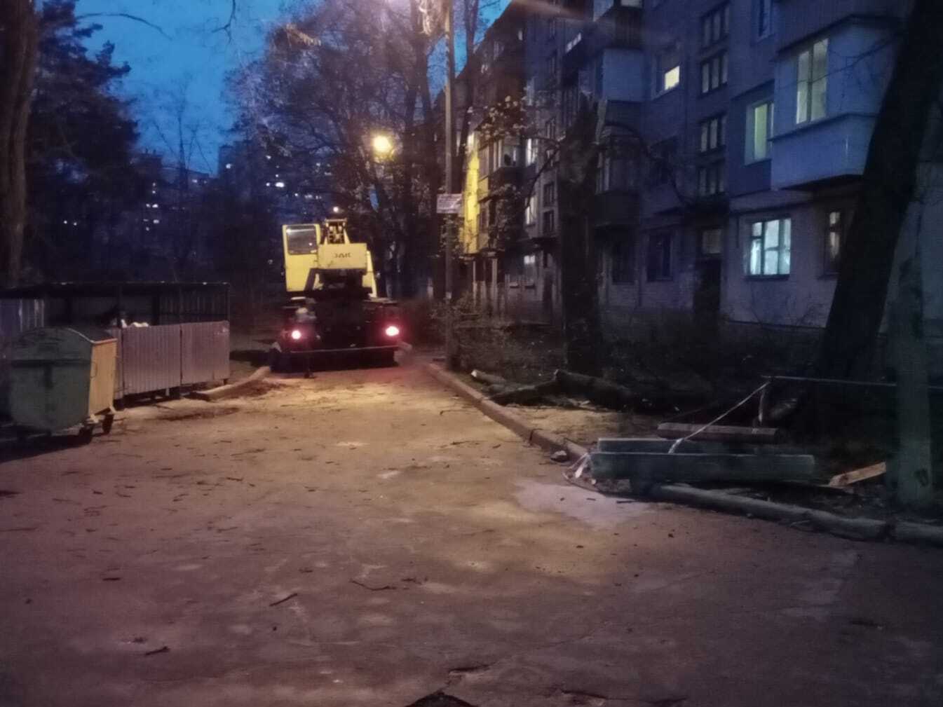 У Києві вітер повалив дерево та бетонну електроопору на припарковані машини. Фото