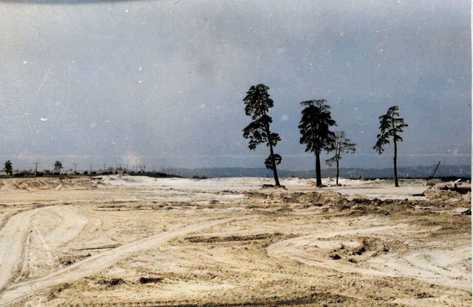 Пустырь и несколько деревьев: в сети показали, как выглядела Дарницкая площадь в середине XX века. Архивное фото
