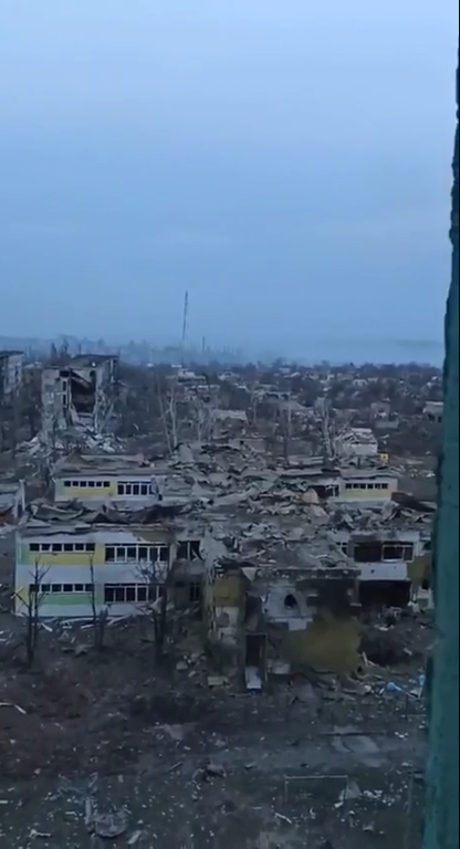 Суцільні руїни: з’явилося нове відео з Бахмута, де 9-й місяць тривають пекельні бої 