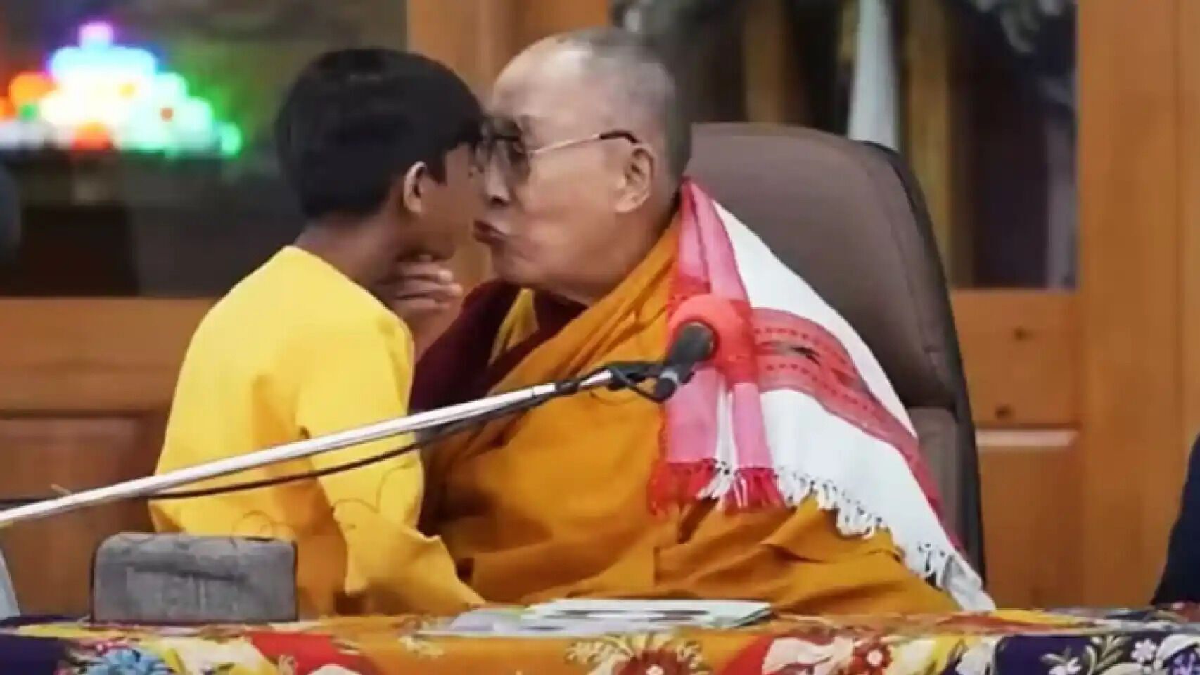 Далай-лама попал в громкий скандал из-за поцелуя с мальчиком: история получила продолжение. Видео