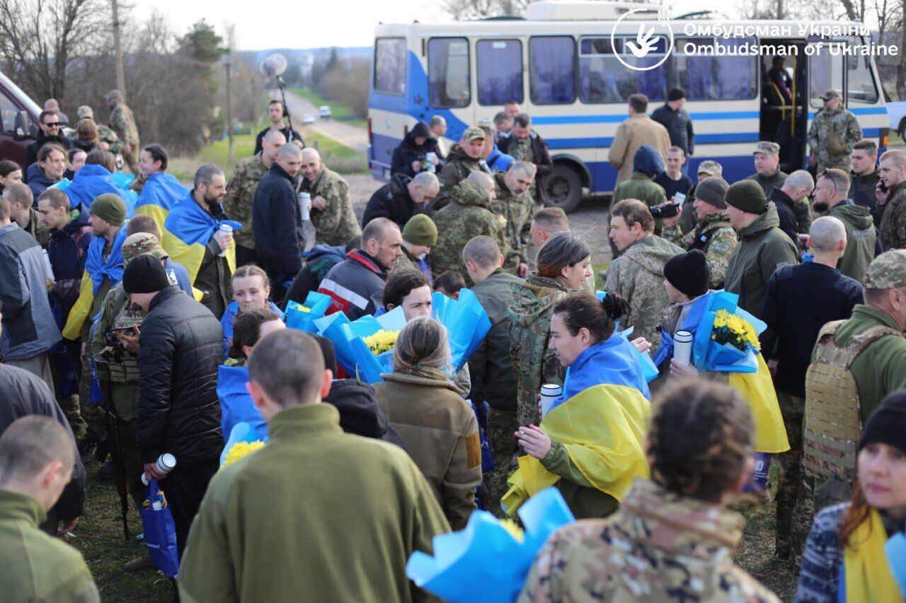 З російського полону повернулися ще 100 українців: серед них оборонці Маріуполя і Гостомеля. Фото й відео