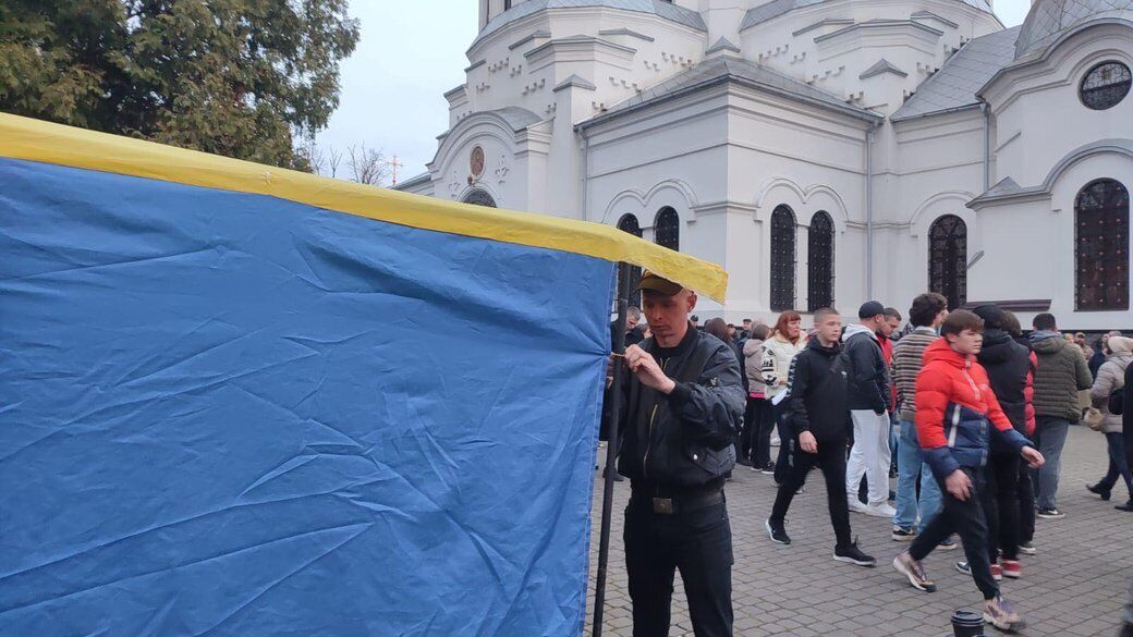 В Каменце-Подольском начались столкновения у собора Александра Невского, сторонники ПЦУ начали разворачивать палатки. Фото и видео