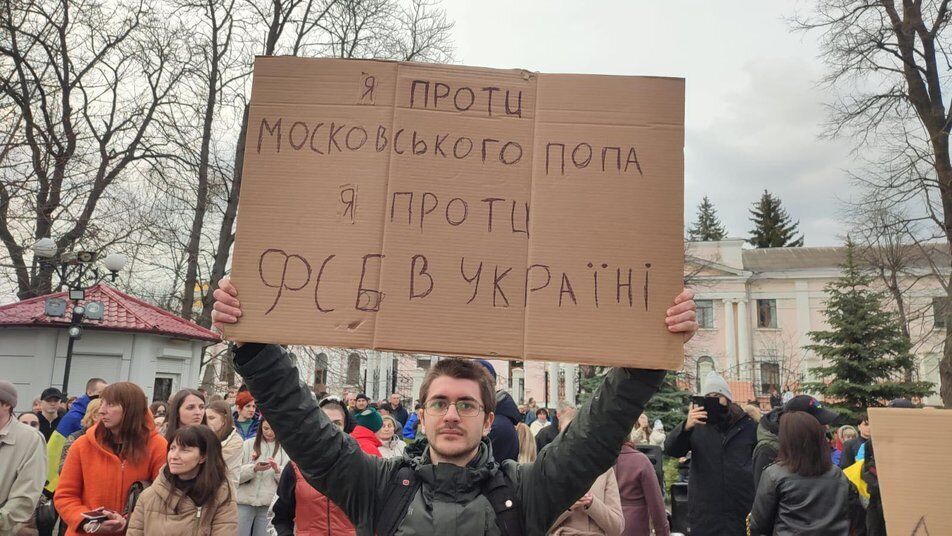 В Каменце-Подольском начались столкновения у собора Александра Невского, сторонники ПЦУ начали разворачивать палатки. Фото и видео