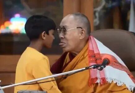 Далай-лама потрапив у гучний скандал через поцілунок із хлопчиком: історія отримала продовження. Відео