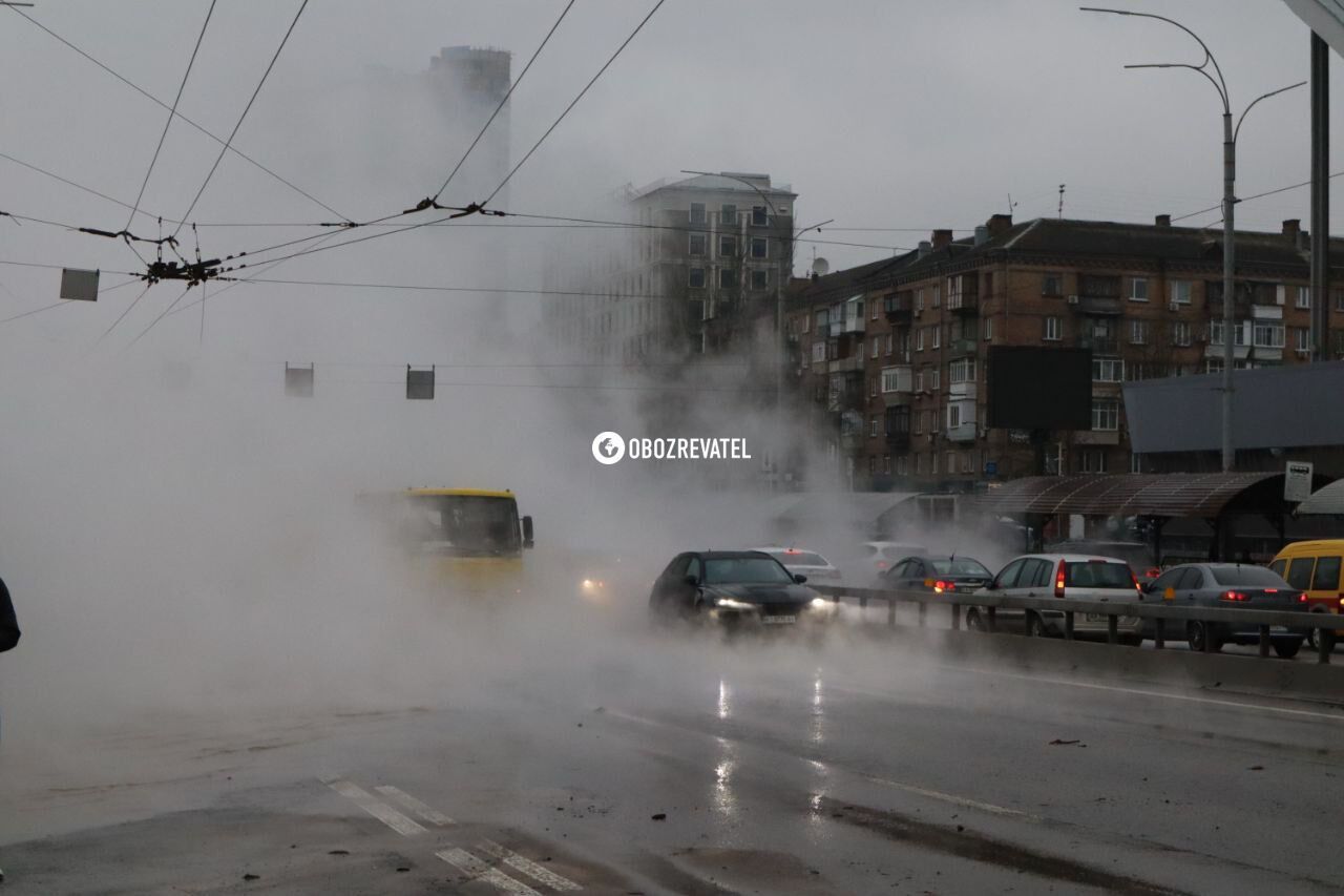 У Києві через прорив теплотраси бульвар Міхновського залило окропом: все огорнуло паром, виник затор. Фото та відео