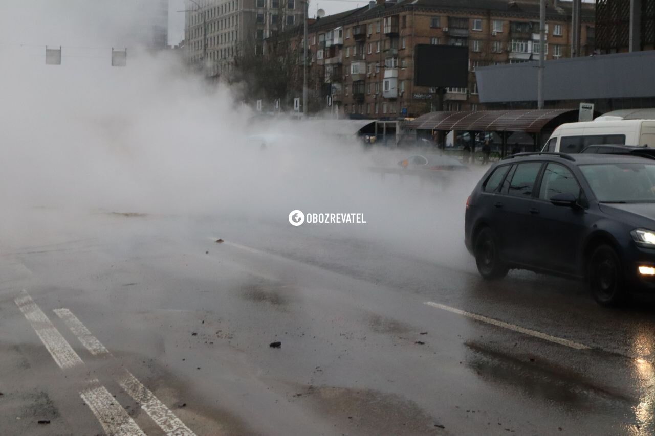 В Киеве из-за прорыва теплотрассы бульвар Михновского залило кипятком: все окутало паром, возникла пробка. Фото и видео