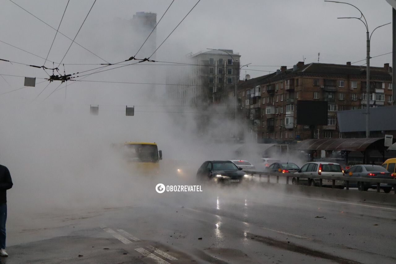 У Києві через прорив теплотраси бульвар Міхновського залило окропом: все огорнуло паром, виник затор. Фото та відео