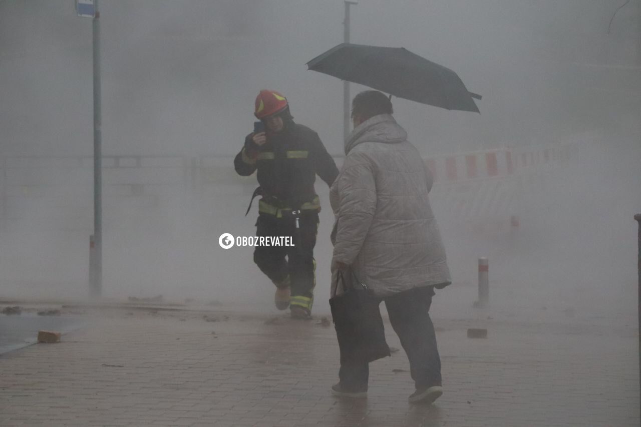 В Киеве из-за прорыва теплотрассы бульвар Михновского залило кипятком: все окутало паром, возникла пробка. Фото и видео