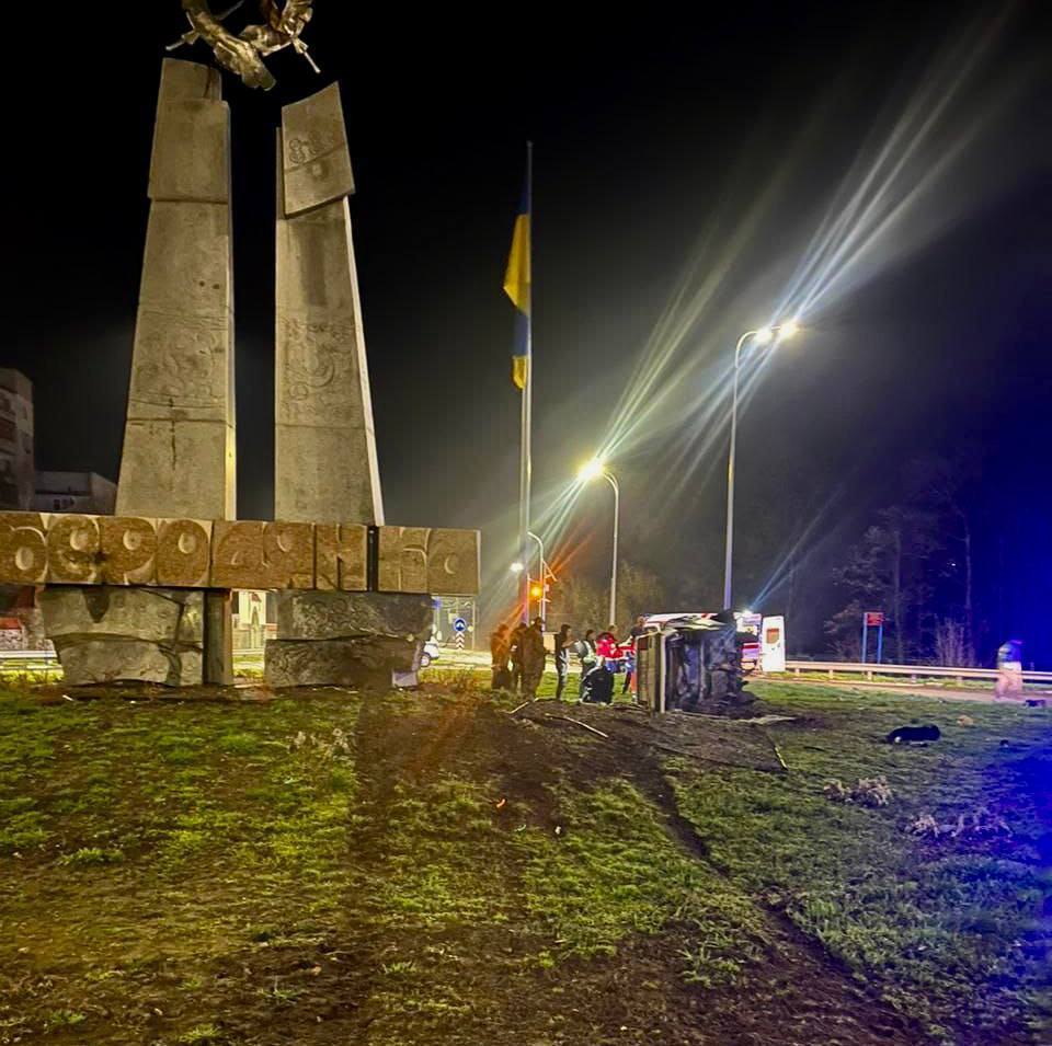 На Київщині п’яний водій на швидкості протаранив кам’яну стелу: чоловік дивом вижив. Фото