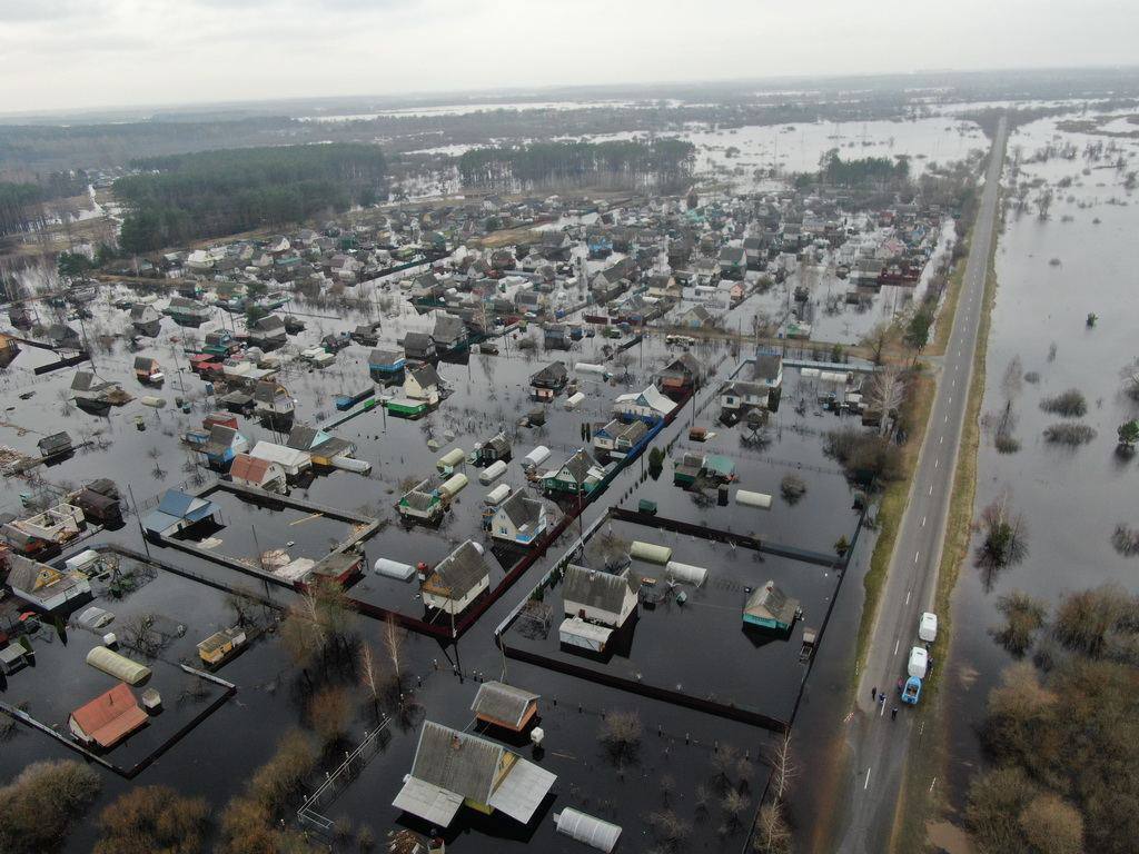 Дома залило водой по окна: в беларуском Гомеле из-за прорыва плотины затопило дворы, людей эвакуировали. Фото и видео