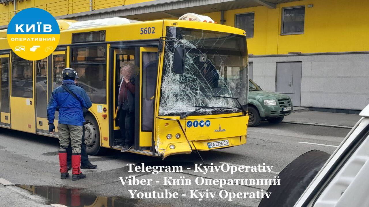 В Киеве возле ТРЦ Dream Town столкнулись автобус и легковушка: есть пострадавший. Фото